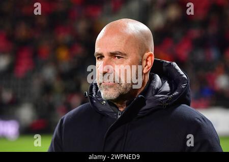 Deventer, Paesi Bassi. 8 marzo 2024. DEVENTER, Stadium Adelaarshorst, 08-03-2024, stagione 2023/2024, Dutch Eredivisie Football durante la partita Go Ahead Eagles - PSV. Peter Bosz Credit: Pro Shots/Alamy Live News Foto Stock