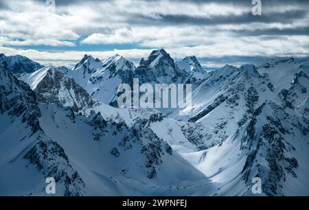 Paesaggio di montagna innevato in una fredda giornata invernale nelle Alpi Lechtal. Al centro dell'immagine da sinistra a destra: Rotspitze, Rote Platte, Freispitze, Vorderseespitze. Tirolo, Austria, Europa Foto Stock