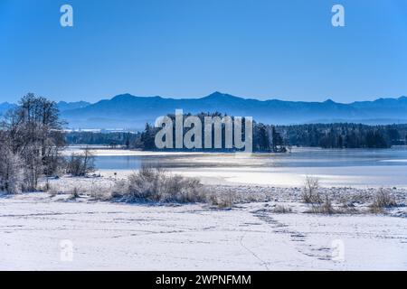 Germania, Baviera, Pfaffenwinkel, Iffeldorf, Großer Ostersee, vista a Gut Aiderbichl verso le colline pedemontane delle Alpi Foto Stock