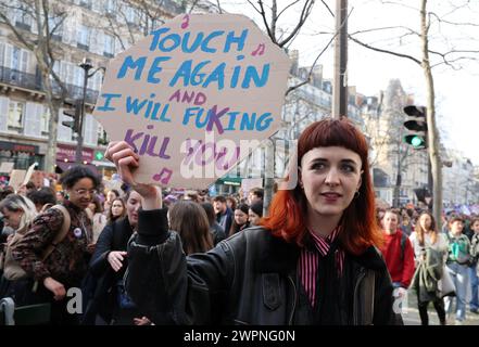 Parigi, Francia. 8 marzo 2024. I residenti tengono striscioni mentre marciano per le strade di Parigi in occasione della giornata internazionale della donna, venerdì 8 marzo 2024. La Francia ha sancito oggi il diritto all'aborto, mentre il paese ha iscritto il suo diritto garantito nella sua costituzione. Foto di Maya Vidon-White/UPI credito: UPI/Alamy Live News Foto Stock