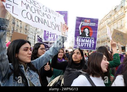 Parigi, Francia. 8 marzo 2024. I residenti tengono striscioni mentre marciano per le strade di Parigi in occasione della giornata internazionale della donna, venerdì 8 marzo 2024. La Francia ha sancito oggi il diritto all'aborto, mentre il paese ha iscritto il suo diritto garantito nella sua costituzione. Foto di Maya Vidon-White/UPI credito: UPI/Alamy Live News Foto Stock