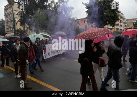 Massa, massa-Carrara, Toscana, Italia, 8 marzo, 2024. una dimostrazione nelle strade della città. Otto punti per l'8 marzo. Sciopero generale contro la violenza patriarcale di non una di meno massa Carrara, lo spazio collettivo femminista, intersezionale ed eco-femminista che si allontana dagli odiatori seriali e condanna ogni forma di violenza, compresa la violenza verbale. L'8 marzo, sciopero contro la violenza patriarcale in tutte le sue forme! Crediti: Paolo Maggiani/Alamy Live News Foto Stock