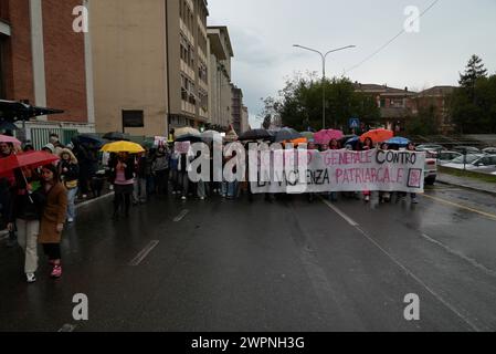 Massa, massa-Carrara, Toscana, Italia, 8 marzo, 2024. una dimostrazione nelle strade della città. Otto punti per l'8 marzo. Sciopero generale contro la violenza patriarcale di non una di meno massa Carrara, lo spazio collettivo femminista, intersezionale ed eco-femminista che si allontana dagli odiatori seriali e condanna ogni forma di violenza, compresa la violenza verbale. L'8 marzo, sciopero contro la violenza patriarcale in tutte le sue forme! Crediti: Paolo Maggiani/Alamy Live News Foto Stock