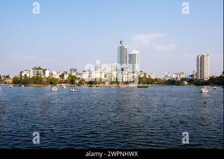 Skyline e barche sul Lago Ovest di Hanoi Foto Stock