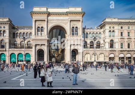 Guardando attraverso Piazza del Duomo verso la Galleria Vittorio Emanuele II all'esterno del Duomo di Milano, Italia. Foto Stock