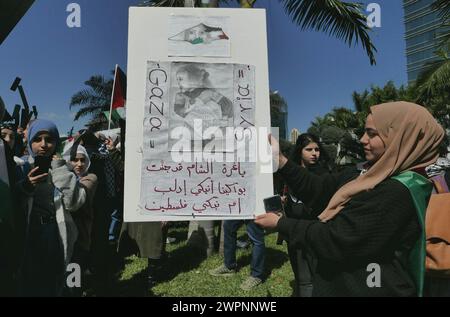 Beirut, Libano. 8 marzo 2024. Nella giornata delle donne, un gruppo di attivisti libanesi protesta contro la Palestina al di fuori dell'Ufficio delle donne delle Nazioni Unite, Beirut, Libano, l'8 marzo 2024. I manifestanti incolpano le Nazioni Unite di promuovere l'oppressione israeliana del popolo palestinese e di impedire ai loro dipendenti di unirsi alle proteste a favore della Palestina. (Foto di Elisa Gestri/Sipa USA) credito: SIPA USA/Alamy Live News Foto Stock