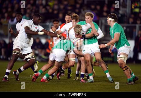 L'inglese Nathan Michelow viene affrontato dall'irlandese Wilhelm de Klerk durante l'incontro per il titolo U20 del 2024 al Recreation Ground di Bath. Data foto: Venerdì 8 marzo 2024. Foto Stock