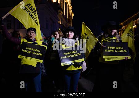 Dimostrazione pro-aborto a Varsavia. I manifestanti di Amnesty International tengono manifesti che leggono i diritti delle donne i diritti umani e gridano slogan mentre prendono parte a una manifestazione a favore dell'aborto libero a Varsavia, in Polonia, l'8 marzo 2024. Centinaia di donne si sono riunite fuori dal palazzo presidenziale per chiedere l'immediata legalizzazione dell'aborto da parte della coalizione filo-europea appena eletta, in particolare la sua fazione più destra e conservatrice, Polska 2050 Polonia 2050, guidata dal presidente del parlamento Szymon Holownia. Szymon Holownia ha detto che il parlamento non avrebbe preso in considerazione la legislazione t Foto Stock