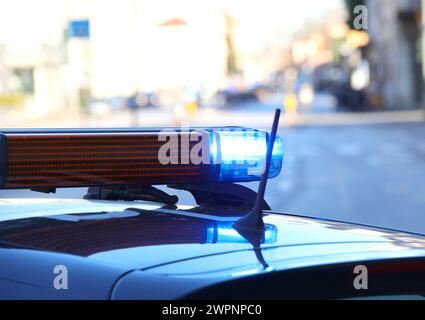 sirene della polizia con luci lampeggianti blu durante il blocco stradale per inseguire i criminali Foto Stock