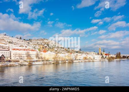 Krems an der Donau, quartiere della città vecchia di Stein con ex chiesa Frauenberg, chiesa parrocchiale di St Nicola, ex chiesa minorita, fiume Donau (Danubio) a Wachau, Niederösterreich, bassa Austria, Austria Foto Stock