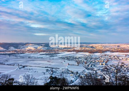 Krems an der Donau, vista su Krems, vigneti innevati, vista dall'abbazia di Göttweig a Wachau, Niederösterreich, bassa Austria, Austria Foto Stock