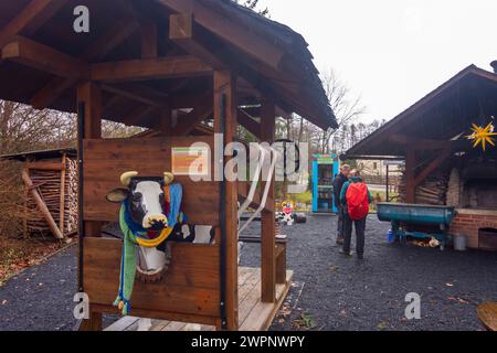 Ottendorf-Okrilla, Ochsenbude è una replica di un dispositivo in cui buoi e mucche sono stati rinchiusi fino agli anni '1950 per inchiodare ferro protettivo ai loro artigli, nella frazione Grünberg, Sassonia, Germania Foto Stock