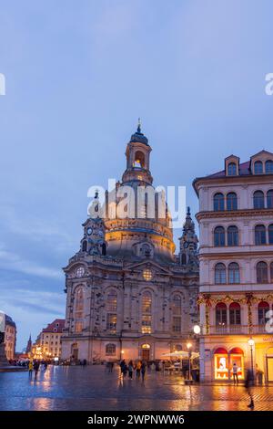 Dresda, mercatino di Natale in piazza Neumarkt, chiesa Frauenkirche, Sassonia, Germania Foto Stock