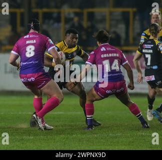 Wigan, Regno Unito. 8 marzo 2024. Sylvester Namo è bloccato *** durante il Betfred Super League match tra Wigan Warriors e Castleford Tigers al DW Stadium di Wigan, Inghilterra, il 15 settembre 2023. Foto di Simon Hall. Solo per uso editoriale, licenza richiesta per uso commerciale. Non utilizzare in scommesse, giochi o pubblicazioni di singoli club/campionato/giocatori. Crediti: UK Sports Pics Ltd/Alamy Live News Foto Stock