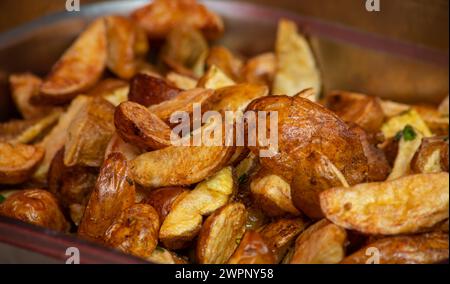 deliziose patate fritte alla griglia. cibo di strada. potat. Foto Stock