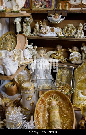 Germania, Baviera, alta Baviera, Altötting, Kapellplatz, Natale, mercatino di Natale, bancarelle del mercato, artigianato, figura d'angelo, Gesù bambino, culla, figure di culla Foto Stock