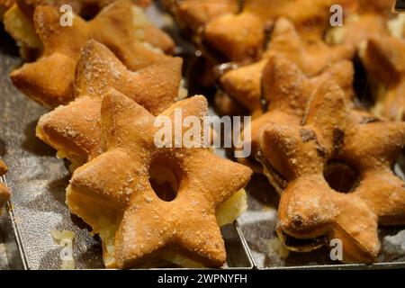 Germania, Baviera, alta Baviera, Altötting, Kapellplatz, Natale, mercatino di Natale, bancarelle, prodotti da forno, stelle alla cannella Foto Stock