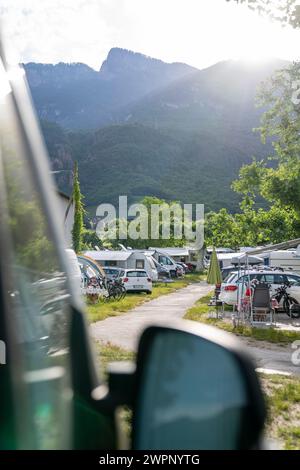 Gita in camper al lago di Caldaro in alto Adige, Italia Foto Stock