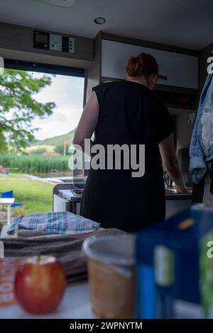 Gita in camper al lago di Caldaro in alto Adige, Italia Foto Stock