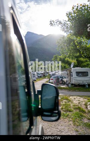 Gita in camper al lago di Caldaro in alto Adige, Italia Foto Stock