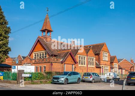 Vista esterna della Chiesa riformata di Tilehurst United o URC su Armour Road a Tilehurst, Reading, Regno Unito Foto Stock