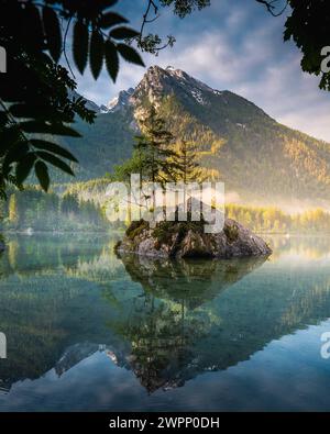 Hintersee in Baviera all'alba con nebbia in Germania spettacolo naturale sostenibilità Foto Stock