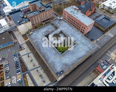 Elmira, New York, Stati Uniti d'America - 03-02-2024 - Nuvolosa immagine aerea invernale dell'area del centro città di Elmira, New York, attività tutto l'anno. Foto Stock