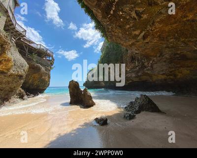 Spiaggia di Suluban. Surf Beach con scogliere calcaree sulla penisola di Bukit in una giornata di sole, Bali, Indonesia Foto Stock