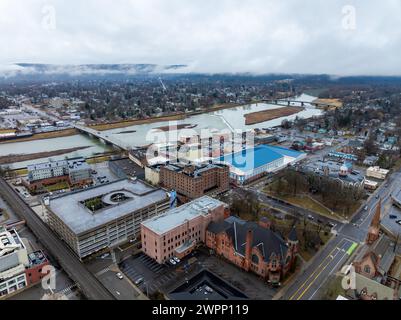 Elmira, New York, Stati Uniti d'America - 03-02-2024 - Nuvolosa immagine aerea invernale dell'area del centro città di Elmira, New York, attività tutto l'anno. Foto Stock