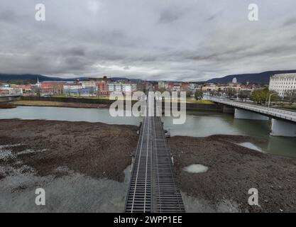 Elmira, New York, Stati Uniti d'America - 03-02-2024 - Nuvolosa immagine aerea invernale dell'area del centro città di Elmira, New York, attività tutto l'anno. Foto Stock