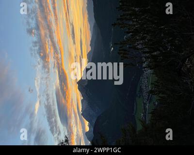 Vista dal Mittenwalder Hütte alla luce del tramonto di Mittenwald e del Wetterstein, panorama, sole, montagne, cima, natura, attività, escursione, escursione in montagna, Werdenfelser Land, Alpenwelt Karwendel, Mittenwald, alta Baviera, Germania Foto Stock