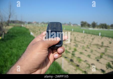 Il vecchio telefono con tastiera che si tiene in mano Foto Stock
