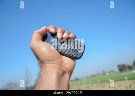 Il vecchio telefono con tastiera che si tiene in mano Foto Stock
