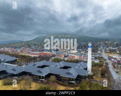 Corning, New York, Stati Uniti - 03-02-2024 - Nuvolosa immagine aerea invernale del centro città di Corning, New York, attività tutto l'anno. Foto Stock