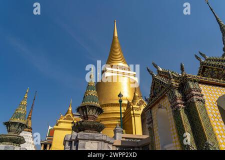 Golden Phra Sri Rattana Chedi a Wat Phra Kaeo, il tempio buddista del re, Grand Palace Bangkok, Thailandia, Asia Foto Stock