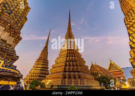 Chedis nel tempio buddista Wat Pho al crepuscolo, Bangkok, Thailandia, Asia Foto Stock