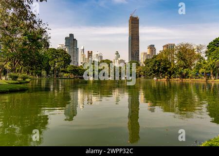 Lago Lumphini nel Parco Lumphinee e lo skyline di Bangkok, Thailandia, Asia Foto Stock
