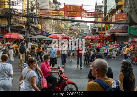 Strada trafficata a Chinatown, Bangkok, Thailandia, Asia Foto Stock