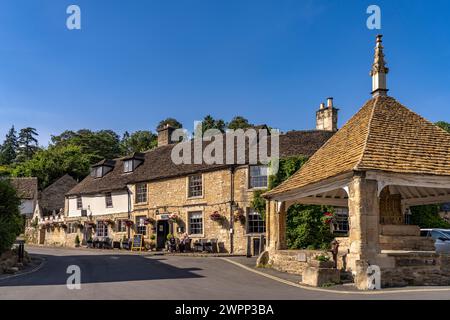 Mercato e fontana di Castle Combe, Cotswolds, Wiltshire, Inghilterra, Gran Bretagna, Europa Foto Stock