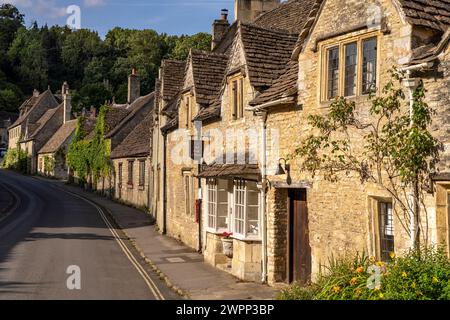 Strada principale nel villaggio di Castle Combe, Cotswolds, Wiltshire, Inghilterra, Regno Unito, Europa Foto Stock