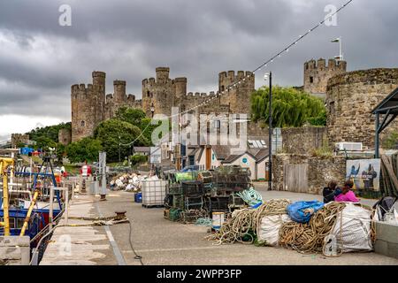 La più piccola casa in Gran Bretagna sulla banchina dei pescatori e il castello di Conwy a Conwy, Galles, Regno Unito, Europa Foto Stock
