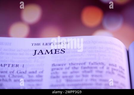 Open Holybile Book Index The Letter of James for background and Inspiration Foto Stock