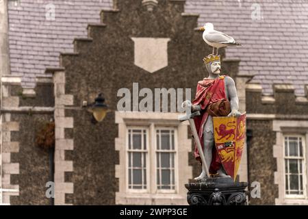 Statua del cavaliere Llewelyn il grande con gabbiano in Lancaster Square a Conwy, Galles, Gran Bretagna, Europa Foto Stock