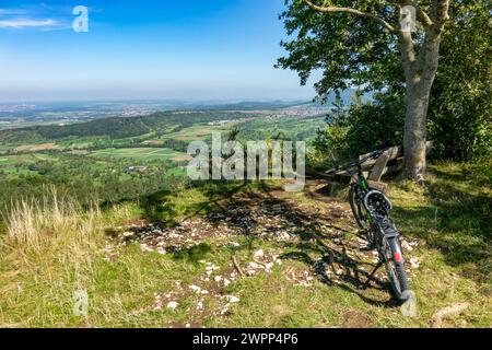 Il Farrenberg alto 820 m è la montagna locale di Mössingen e il distretto di Mössingen di Talheim. Il nome Farrenberg deriva dal suo precedente uso come pascolo per i tori da riproduzione di Mössingen (Farren). Oggi, la montagna è sede del sito di deltaplano Farrenberg, gestito dai club di volo Mössingen e Tübingen. Foto Stock