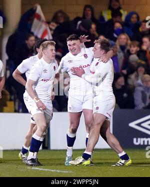 L'inglese Ben Waghorn celebra una meta durante la partita del Campionato delle sei Nazioni U20 2024 al Recreation Ground di Bath. Data foto: Venerdì 8 marzo 2024. Foto Stock