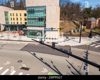 Un incrocio su Forbes Avenue nel campus della Carnegie Mellon University a Pittsburgh, Pennsylvania, Stati Uniti Foto Stock