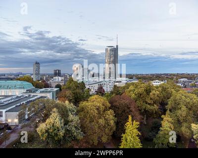 Stadtgarten Essen con Aalto Theater e RWE Tower, Renania settentrionale-Vestfalia, regione della Ruhr, Germania Foto Stock