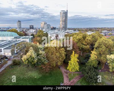 Stadtgarten Essen con Aalto Theater e RWE Tower, Renania settentrionale-Vestfalia, regione della Ruhr, Germania Foto Stock