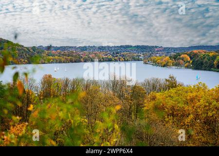 Vista sul lago Baldeney ad Essen, Renania settentrionale-Vestfalia, Germania Foto Stock