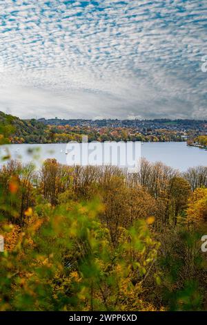 Vista sul lago Baldeney ad Essen, Renania settentrionale-Vestfalia, Germania Foto Stock